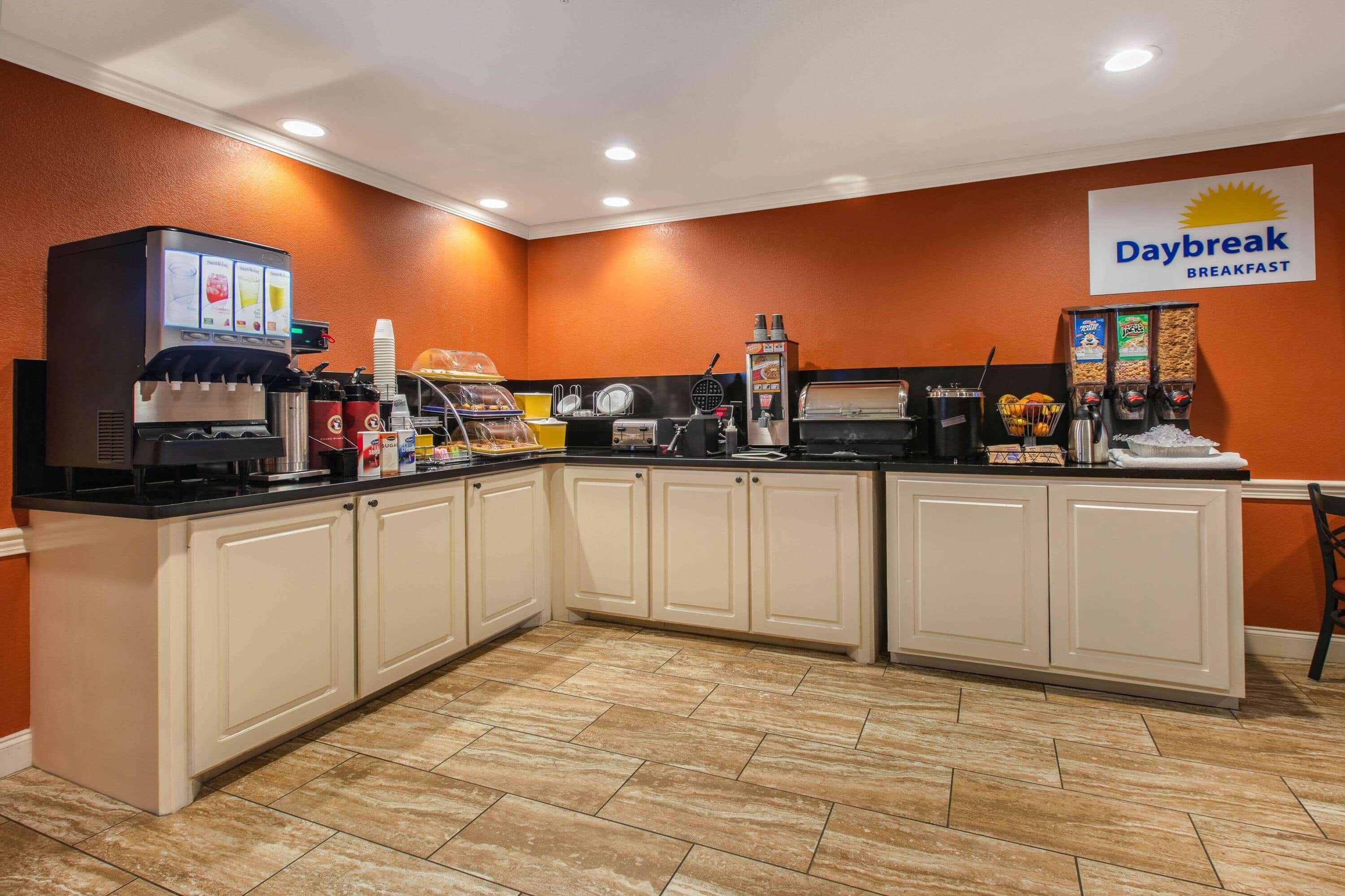 Days Inn & Suites By Wyndham Florence/Jackson Area Bagian luar foto
