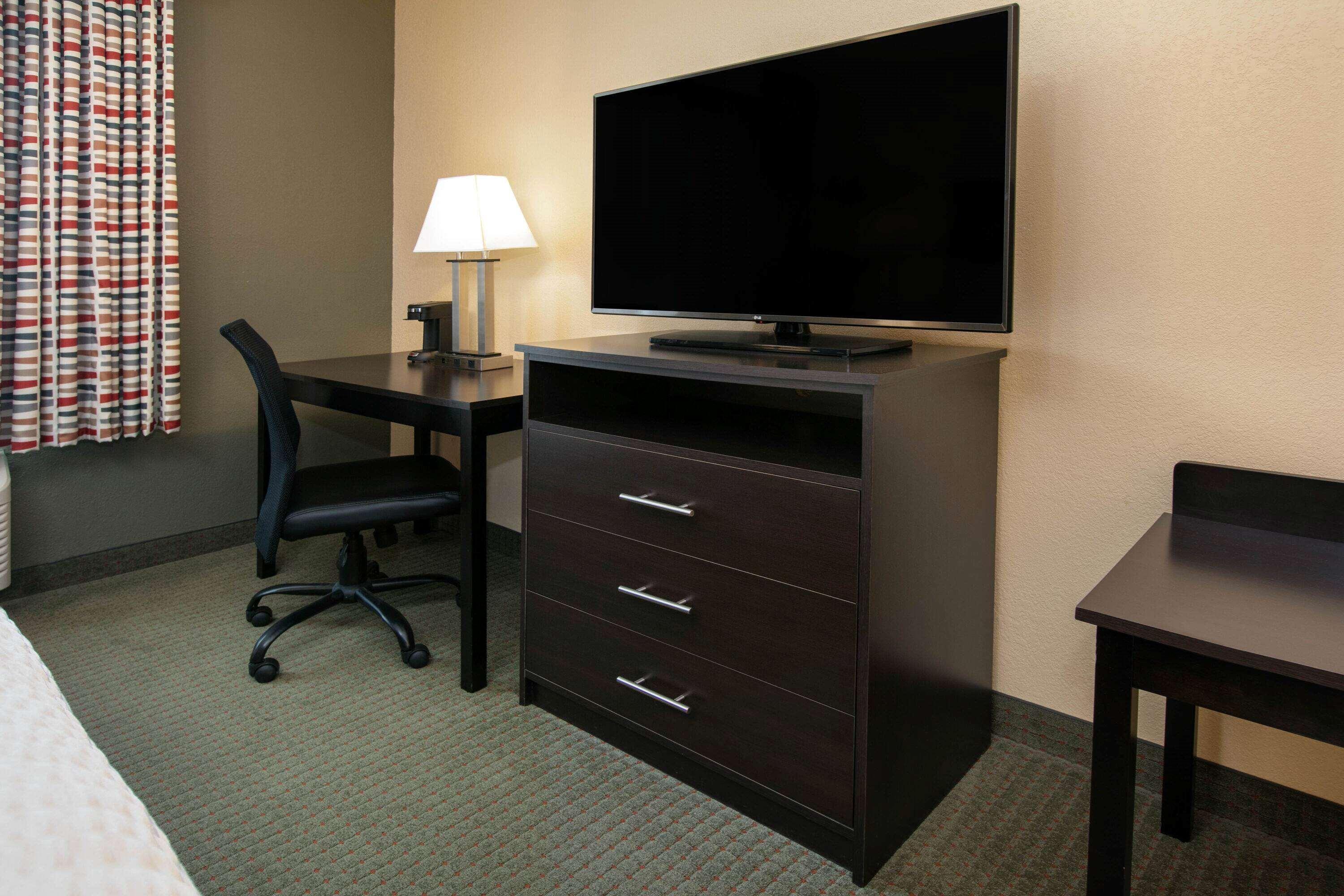 Days Inn & Suites By Wyndham Florence/Jackson Area Bagian luar foto